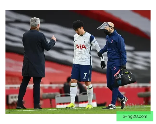 孙兴慜与远道而来的英国球迷亲切合影 温暖瞬间展现无国界友谊